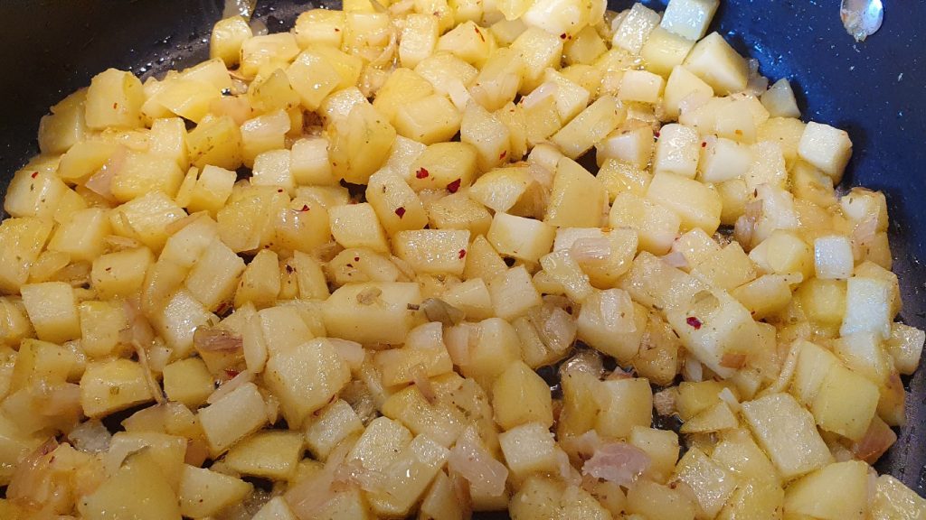 aardappelblokjes voor de frittata