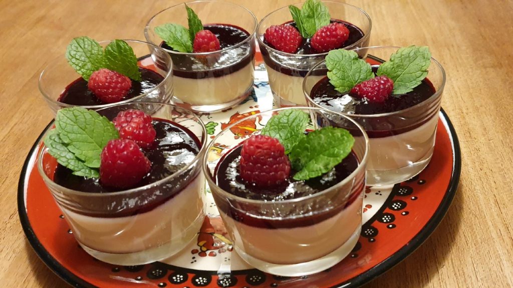 Panna cotta zonder gelatine, met rode vruchten coulis