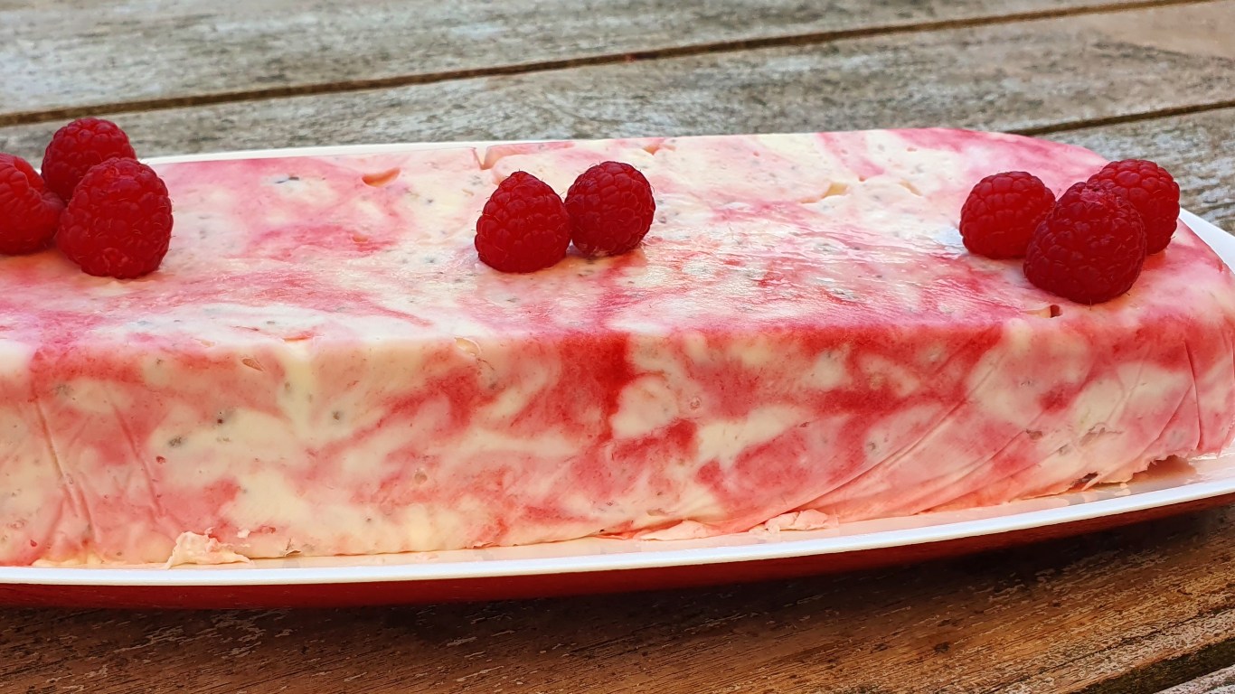 Semifreddo gemarmerd met frambozencoulis